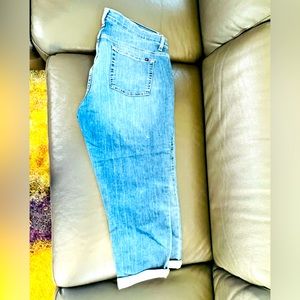 Tommy hilfiger cropped jeans in a very good condition